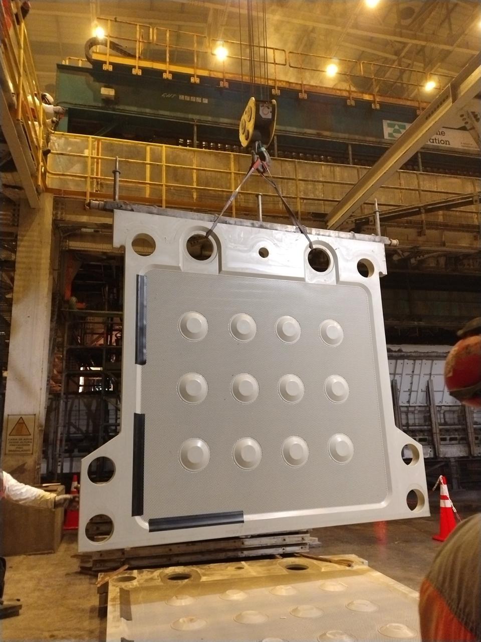 Mega placa de filtro prensa reparada y manipulada en una planta minera