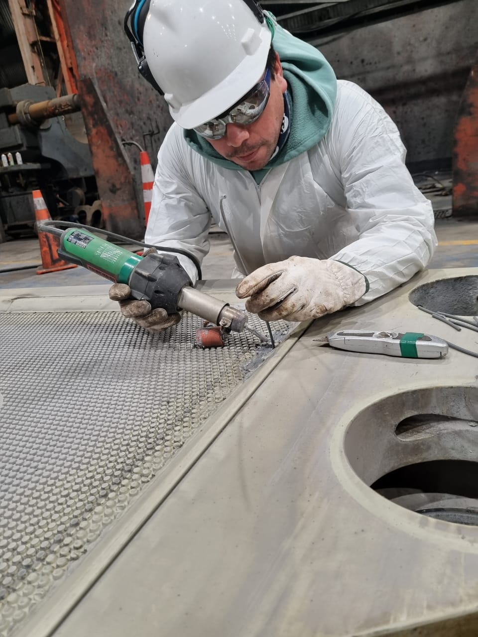 Especialista reparando una placa de polipropileno de filtro prensa